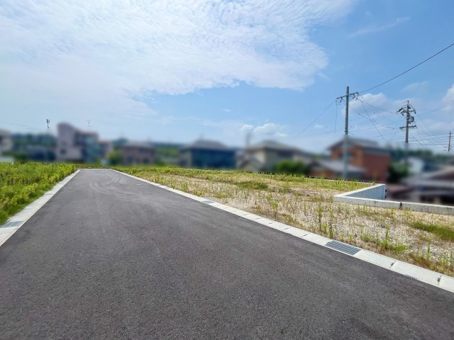亀山市栄町《全8区画》の前面道路含む現地写真|幹線道路へのアクセスが良好で、お車での通勤やお出かけにも便利な立地です。また、JR関西本線「井田川」駅まで徒歩約31分と、電車も利用可能な住環境です。
