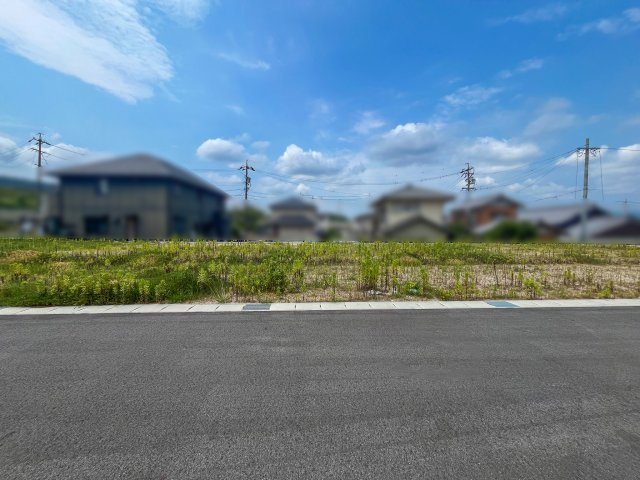亀山市栄町《全8区画》の前面道路含む現地写真