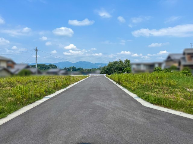 亀山市栄町《全8区画》の前面道路含む現地写真