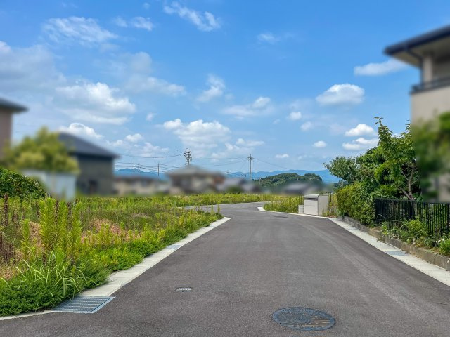 亀山市栄町《全8区画》の前面道路含む現地写真