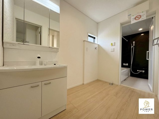 豊田市井上町第１２　全５棟の洗面所|施工例　明るく清潔感のある洗面スペース。朝の準備も楽しくなりそうな、機能的で使いやすい空間です。
