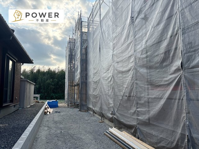 豊田市井上町第１２　全５棟の前面道路含む現地写真|落ち着いた色合いと上品な質感の外観は、家族の成長とともに永く愛せるデザインを実現しています。