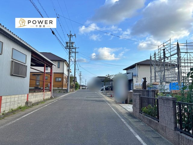 豊田市井上町第１２　全５棟の前面道路含む現地写真|十分な幅が確保されており、車の出し入れもスムーズ。お子様の送り迎えなど、日常の動作も快適に行えます。