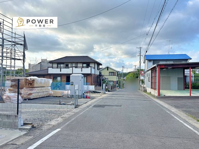 豊田市井上町第１２　全５棟の前面道路含む現地写真|十分な幅が確保されており、車の出し入れもスムーズ。お子様の送り迎えなど、日常の動作も快適に行えます。