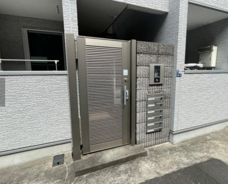 墨田区墨田３丁目のアパートのエントランス