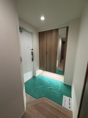 タワーズランド北野田フロントタワーの玄関|現地（2026年7月）撮影
〇シューズボックス有
〇玄関照明は自動点灯