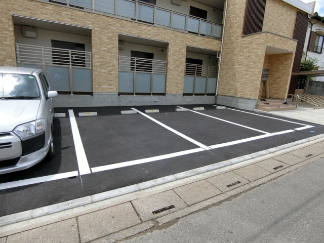 リブリ・Avenirの駐車場