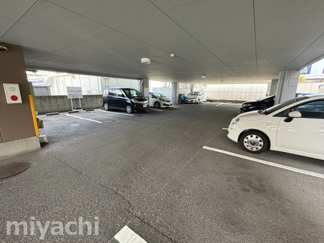 ノーブルハウスの駐車場