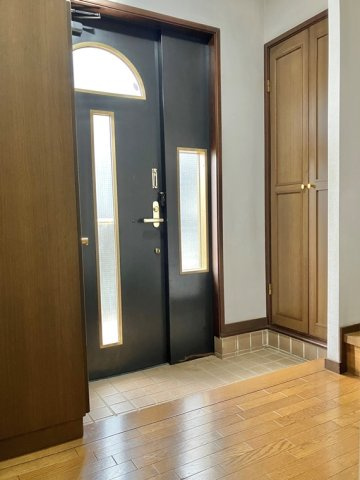 大成町戸建の玄関