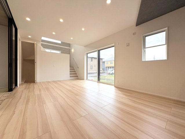 タマタウン　岐阜市南鶉1丁目(鶉小)　全4区画分譲の居間・リビング|最高級グレードの床材グラフィアート仕様。家族が増える事を考えて約20帖近くの広さにこだわっています
