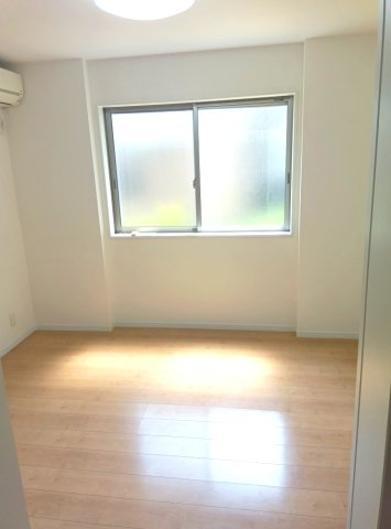 生田町4丁目戸建の洋室