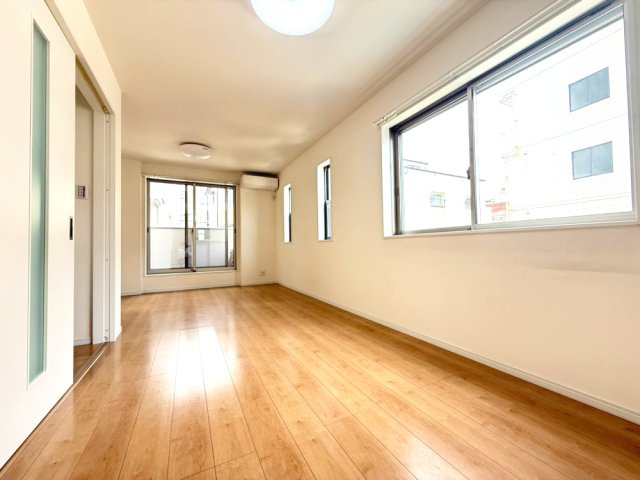 生田町4丁目戸建の居間・リビング|使いやすいリビングです