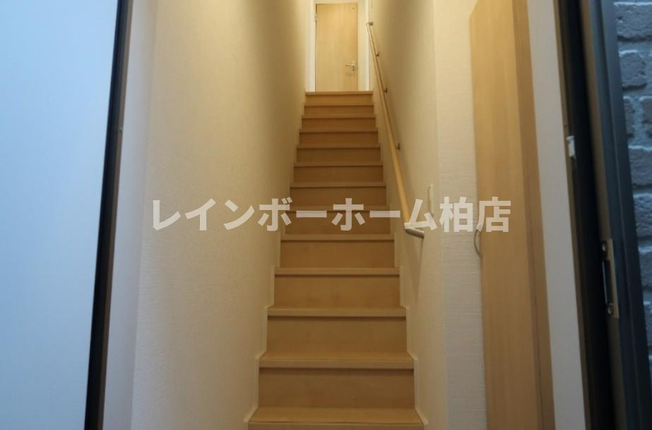 特典：仲介手数料が無料です!!の内装|玄関からの階段です