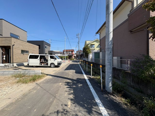 タマタウン　岐阜市南鶉1丁目(鶉小)　全4区画分譲の前面道路含む現地写真|「現地（2026年10月9日）撮影」　
■前面道路　
■ヤマダ不動産　株式会社リライフ