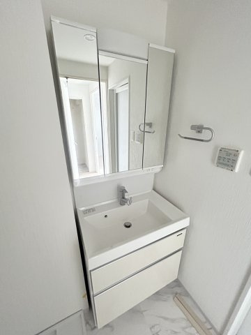 プレジオ塚本ASIANの洗面所|明るい洗面所です
