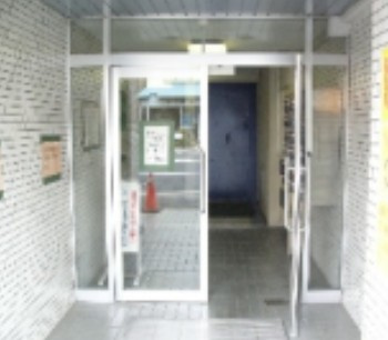 横浜市南区前里町２丁目の賃貸マンションのエントランス