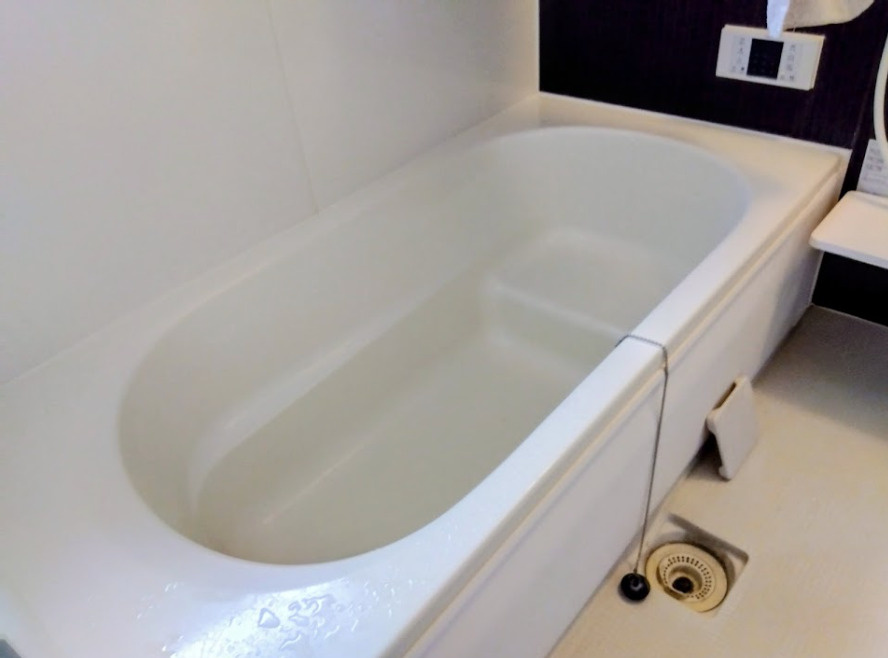 売中古戸建　三島市安久の浴室|一日の疲れを癒す広々とした浴槽です。半身浴も楽しめるベンチ付きで、快適なバスタイムを演出します。