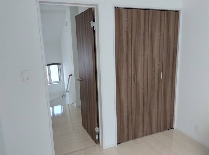 売中古戸建　三島市安久のその他|落ち着いた木目調のクロ－ゼット付きの洋室です。お部屋をスッキリ保てて、生活感を隠した綺麗な空間を作れます。