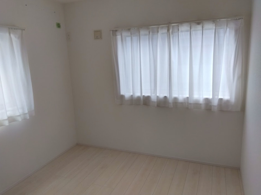 売中古戸建　三島市安久のその他|２面採光で通風・陽当たり良好な洋室です。明るく開放的な空間は、寝室や子供部屋・書斎にも最適です。