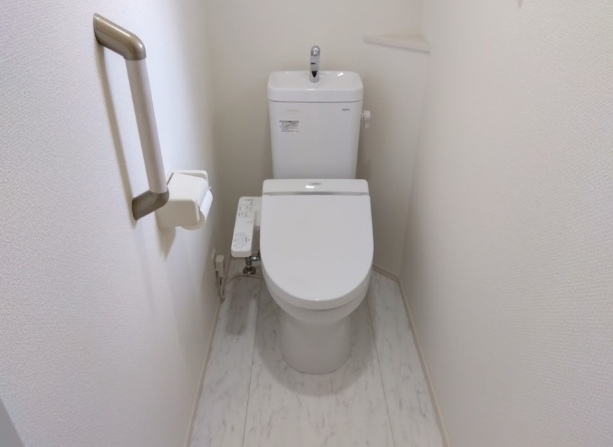 売中古戸建　三島市安久のトイレ|手すり付きで足腰に優しい、清潔感あるトイレです。温水洗浄便座や手洗い付きタンクで使い勝手の良さも魅力です。