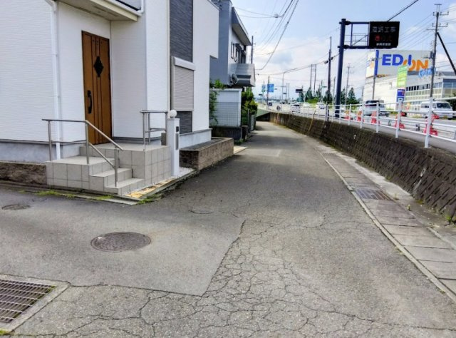 売中古戸建　三島市安久の前面道路含む現地写真|大通りから一本入った落ち着いたアプロ－チです。周辺には家電量販店などの商業施設があり生活至便な環境です。
