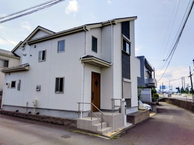 売中古戸建　三島市安久の外観|スタイリッシュな外観が魅力的です。開放感のある角地の住まいです。