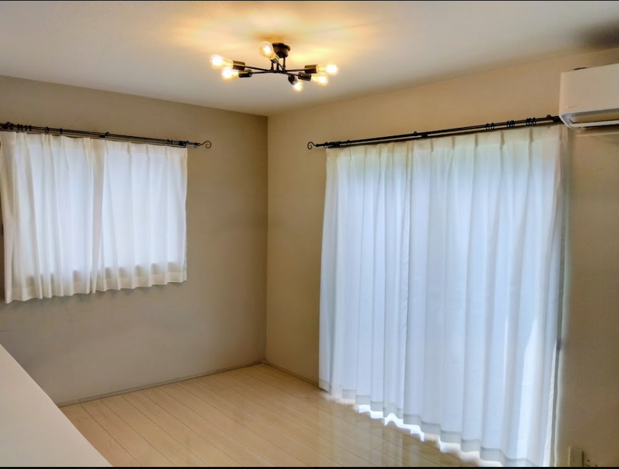 売中古戸建　三島市安久の洋室|二面採光で明るく開放感あふれる洋室です。陽光がたっぷり差し込む、明るく心地よい空間です。