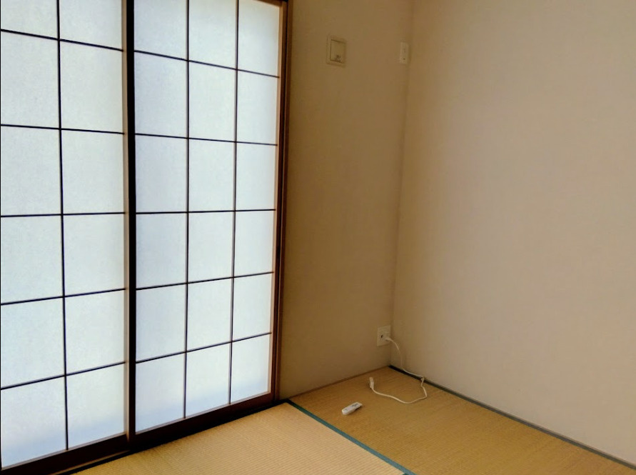 売中古戸建　三島市安久の和室|障子から優しい光が差し込む、心が落ち着く和の空間です。寝室や書斎・客間としても多用途に活躍します。