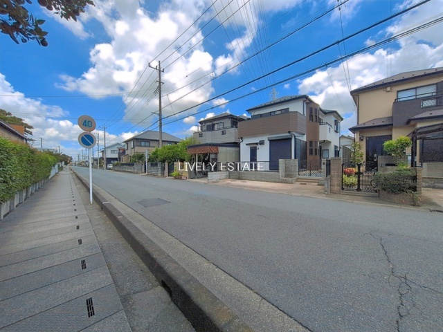 越谷市七左町5丁目 中古戸建の前面道路含む現地写真