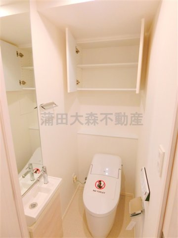 ザ・パークハビオ蒲田のトイレ|棚収納に手洗い温水暖房便座付きのトイレ