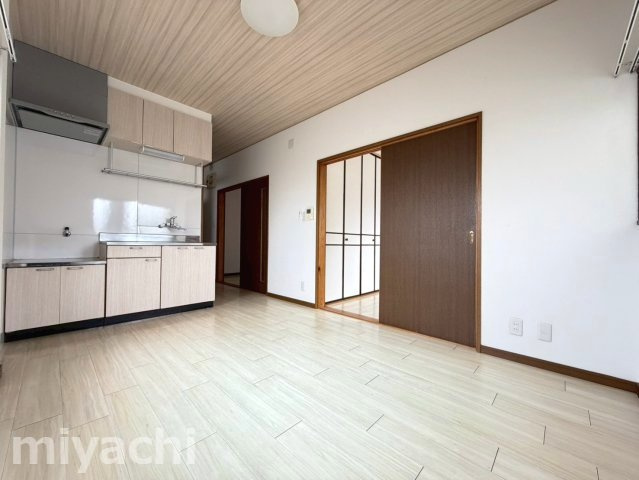 徳島市住吉６丁目のアパートの居間・リビング