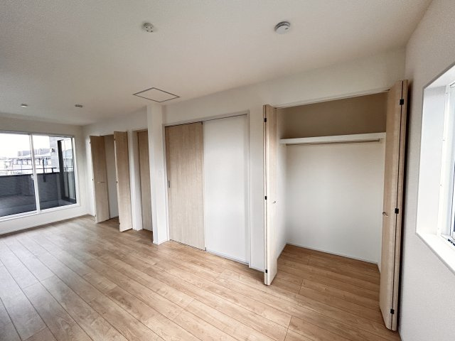 【ブルーミングガーデン】宇都宮市平松3丁目 全２邸の洋室|〇2号棟・2階5.25帖+5.25帖洋室〇
お部屋を分ける前も、分けた後も使いやすいダブル収納付き！
ご夫婦の衣類を分けるなど、仕切る前から利便性を発揮します。
※2026年7月撮影