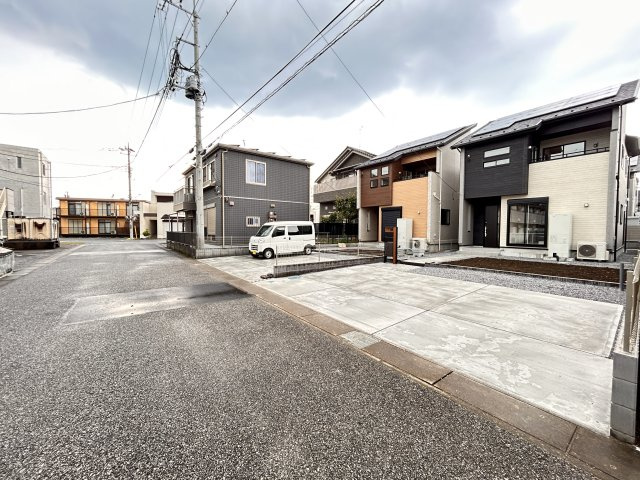 【ブルーミングガーデン】宇都宮市平松3丁目 全２邸の前面道路含む現地写真|〇2号棟〇
広々6ｍの前面道路で、駐車もラクラク♪
車通りも穏やかで、子育て世代にも嬉しい安心の住環境です。
※2026年7月撮影