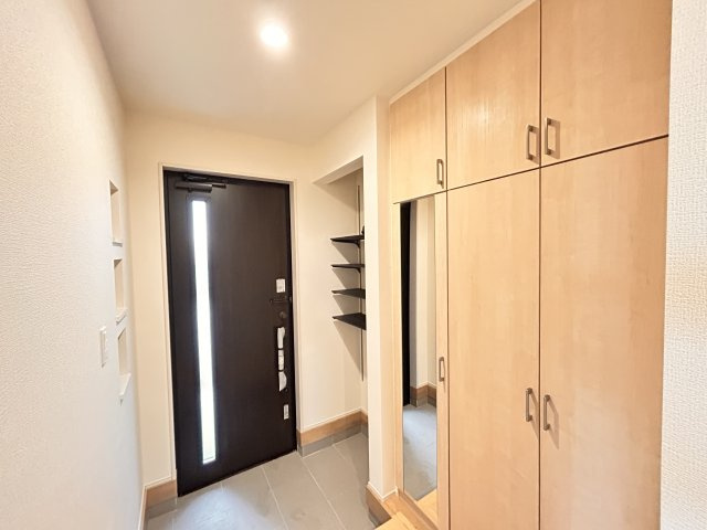 【ブルーミングガーデン】宇都宮市平松3丁目 全２邸の玄関|〇2号棟〇
家族みんなの靴がすっきり収まる大容量シューズボックス！
玄関がいつでも整って、来客時も安心。収納力と美観を両立した頼れる存在です☆
※2026年7月撮影