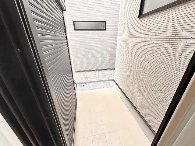 【ブルーミングガーデン】宇都宮市平松3丁目 全２邸のその他|〇1号棟〇
リビングから和室へ行く途中にはタイルテラスがあります♪
人目につかない場所なので、洗濯物を干したりお子様がプール遊びしたりと、多彩に使えます。
※2026年7月撮影