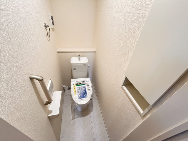 【ブルーミングガーデン】宇都宮市平松3丁目 全２邸のトイレ|〇1号棟　トイレ〇
清潔感も使いやすさもばっちり！温水洗浄機能で、トイレ時間がちょっと心地よくなります。
※2026年7月撮影