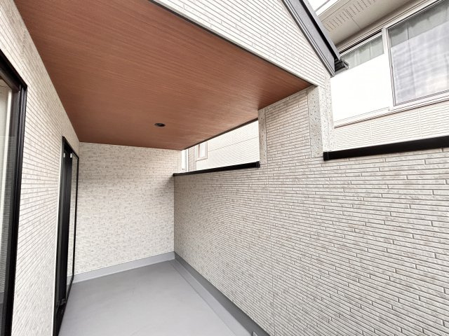 【ブルーミングガーデン】宇都宮市平松3丁目 全２邸のバルコニー|〇1号棟　インナーバルコニー〇
屋根付きのインナーバルコニーは、急な雨でも安心！
洗濯物も干しやすく、暮らしに頼れるスペースです☆
※2026年7月撮影