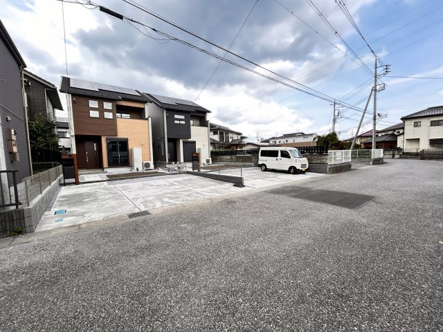 【ブルーミングガーデン】宇都宮市平松3丁目 全２邸の前面道路含む現地写真|〇分譲地〇
前面道路はゆとりの6ｍ幅。
車の出し入れもスムーズで、来客時も安心♪
開放感のある街並みに、暮らしやすさが広がります！
※2026年7月撮影