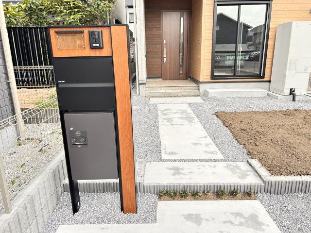 【ブルーミングガーデン】宇都宮市平松3丁目 全２邸の玄関|〇1号棟　玄関アプローチ〇
モニター付きインターホンで不審者の侵入や空き巣を抑止！
さらに宅配ボックスがあれば、対面せず荷物を受け取れるため、お子様の留守番時など防犯面で安心です♪
※2026年7月撮