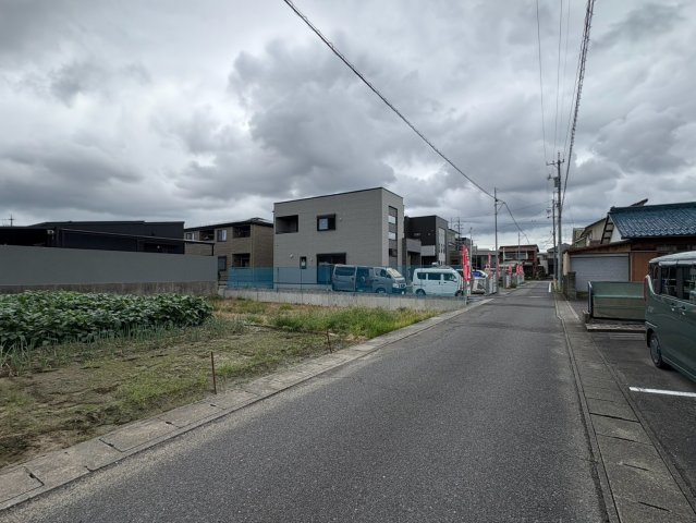 タマタウン　岐阜市南鶉1丁目(鶉小)　全4区画分譲の前面道路含む現地写真|「現地（2026年8月17日）撮影」　
■前面道路　
■ヤマダ不動産　株式会社リライフ