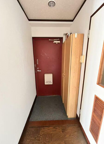 フラットタムラの玄関