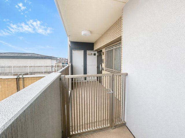 サンクレイドル西新井ヴィヴァーレの玄関|戸建感覚の独立性を感じられる、ゆとりあるポーチ付き住戸です。