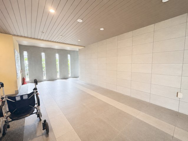 サンクレイドル西新井ヴィヴァーレのエントランス|落ち着いた空間美が、住まう方やゲストをやさしく迎えます。
