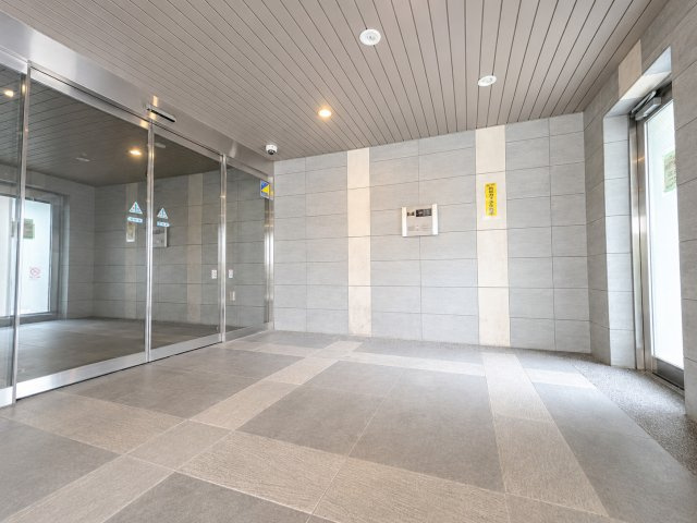 サンクレイドル西新井ヴィヴァーレのエントランス|エントランスや共用部に防犯カメラを設置。防犯面に配慮されたマンションです。