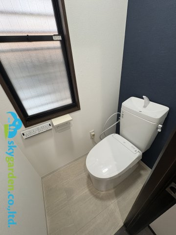 藤沢市片瀬2丁目　中古戸建のトイレ|明るく清潔感あるトイレ