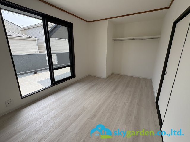 藤沢市片瀬2丁目　中古戸建の子供部屋|広いバルコニーに面したお部屋です