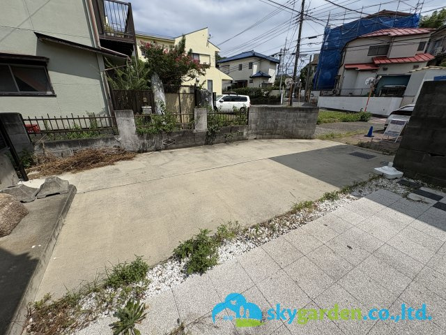 藤沢市片瀬2丁目　中古戸建の駐車場|駐車スペースとしても活用出来ます。車種により縦列２～３台駐車可能