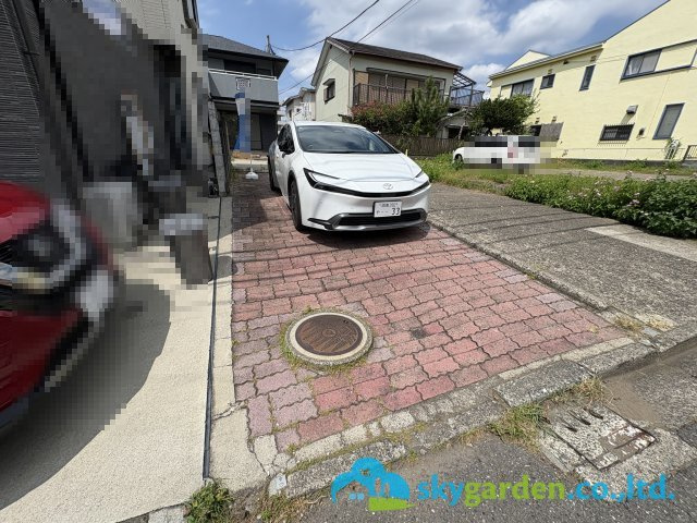 藤沢市片瀬2丁目　中古戸建の駐車場|車種により縦列２～３台駐車可能です