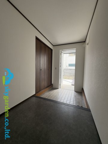 藤沢市片瀬2丁目　中古戸建の玄関|ゆとりある玄関ホール