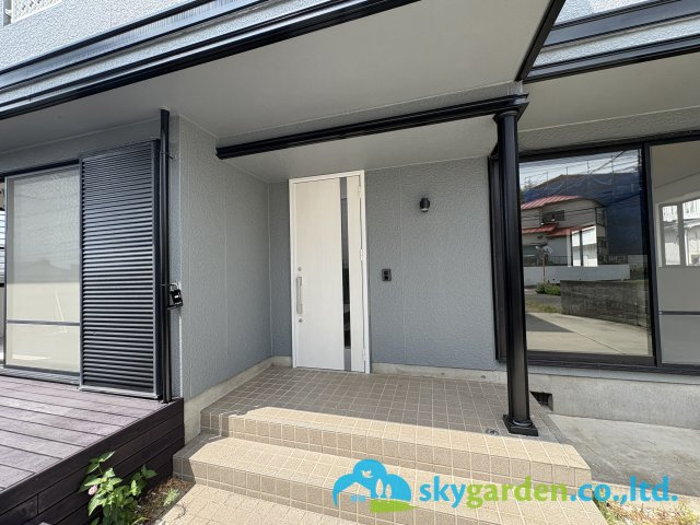 藤沢市片瀬2丁目　中古戸建の外観|玄関前の様子